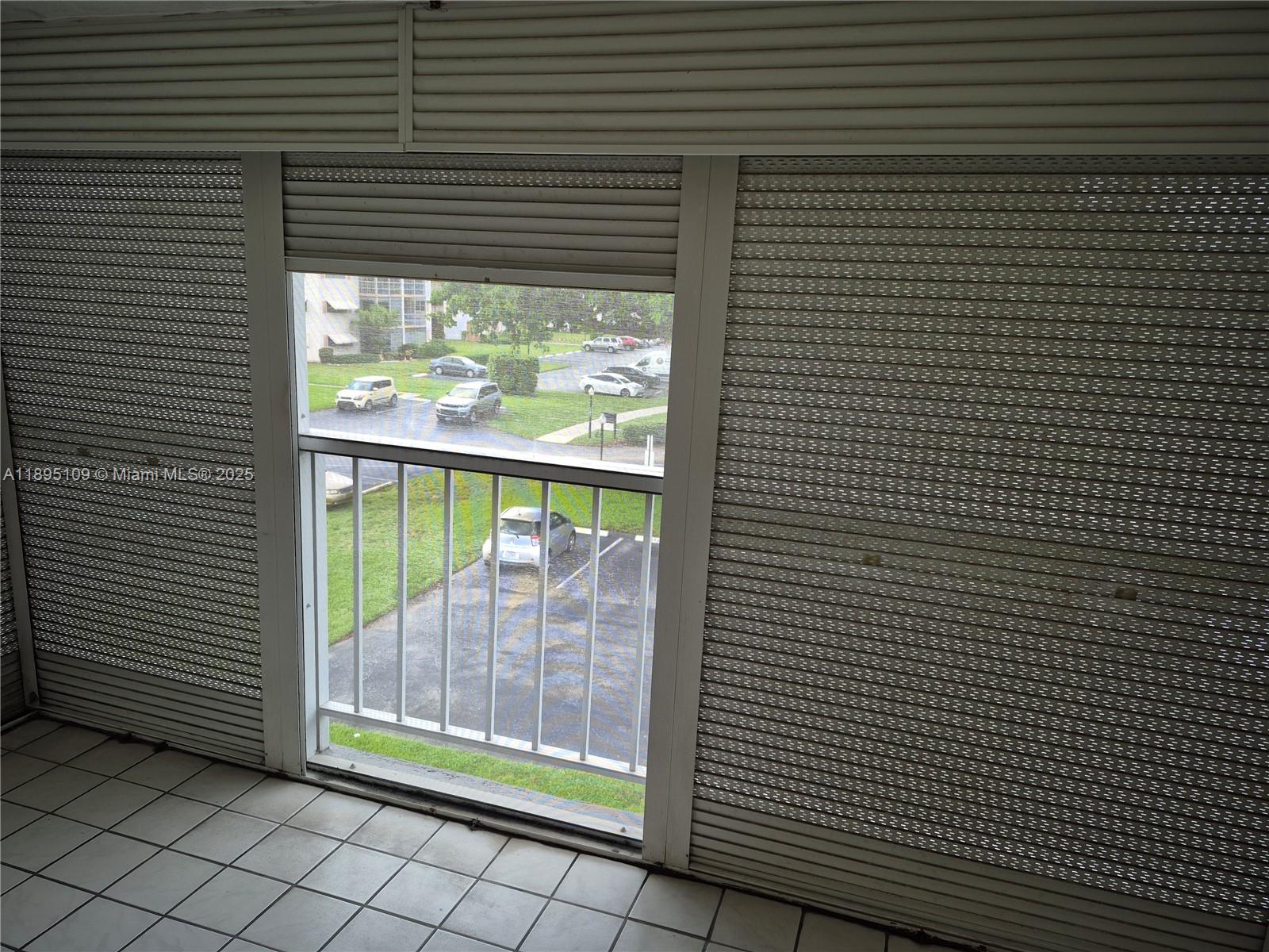 302 2 / 2 899 sq. ft. $ 2025-10-13 0 Photo