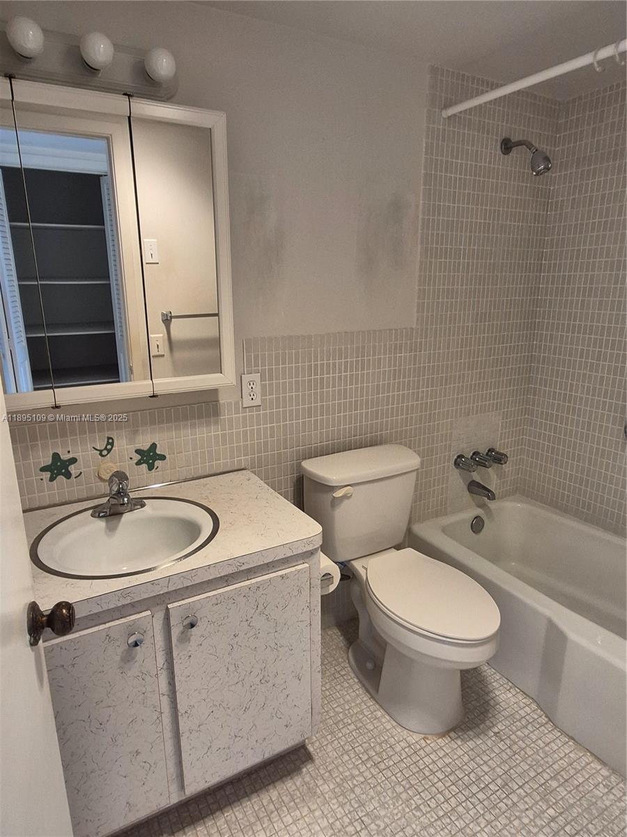 302 2 / 2 899 sq. ft. $ 2025-10-13 0 Photo