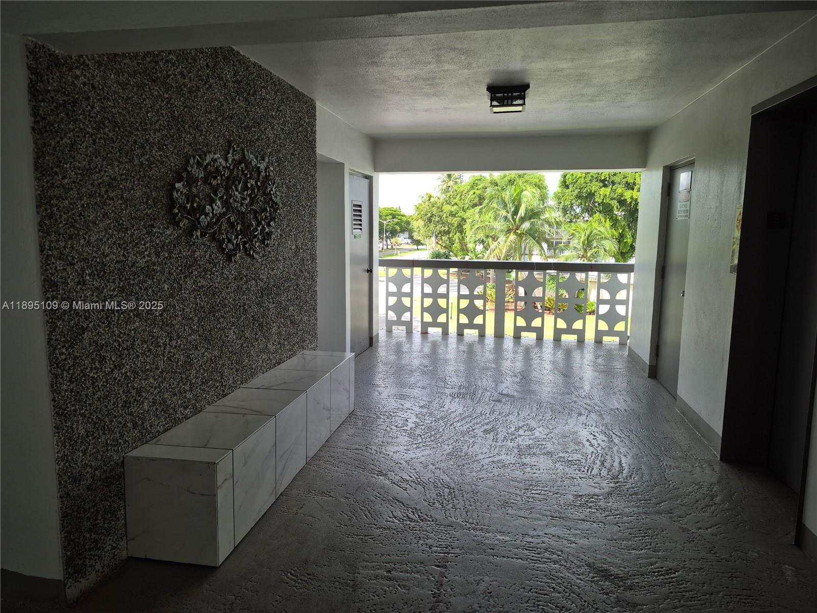 302 2 / 2 899 sq. ft. $ 2025-10-13 0 Photo