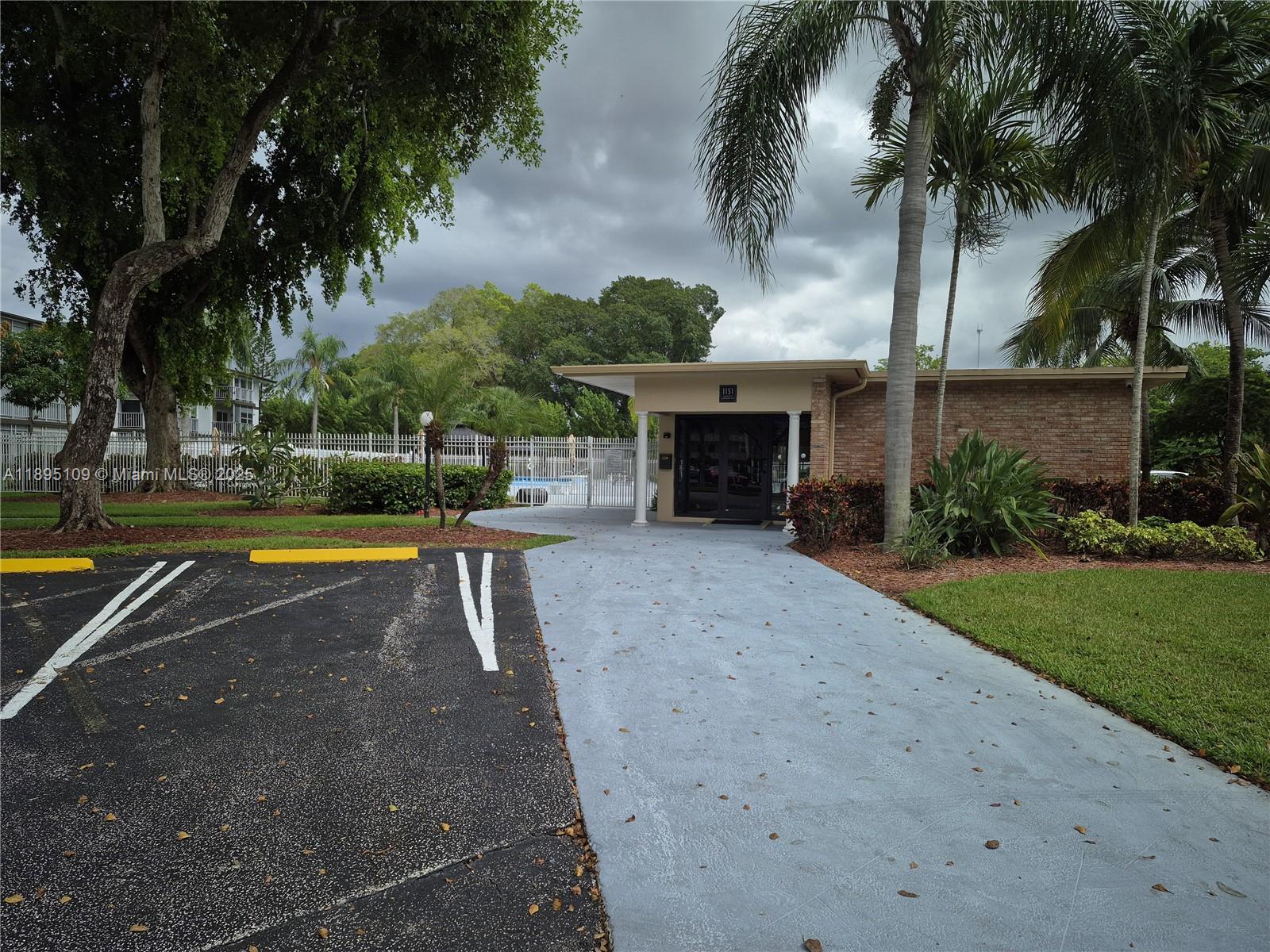 302 2 / 2 899 sq. ft. $ 2025-10-13 0 Photo