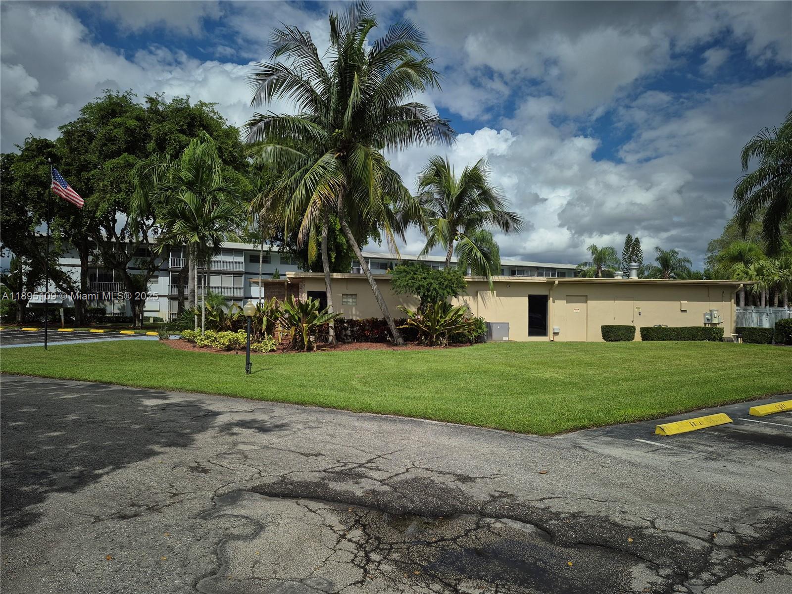 302 2 / 2 899 sq. ft. $ 2025-10-13 0 Photo