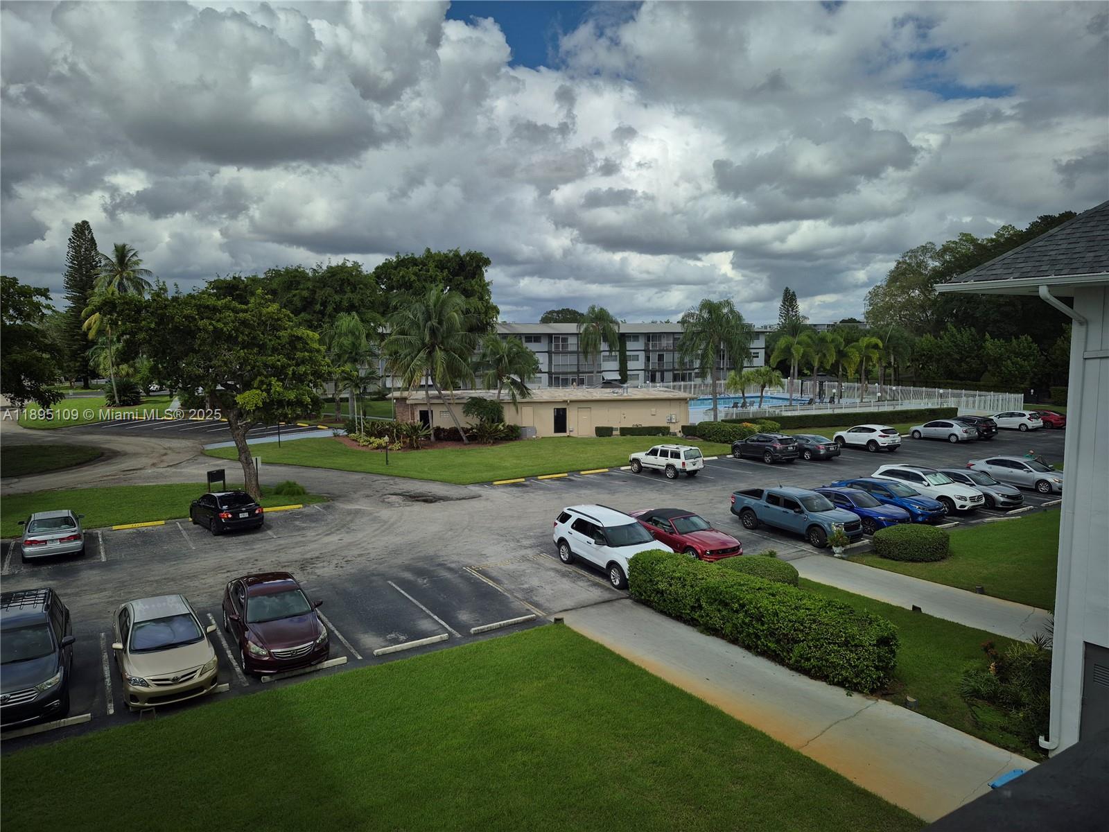 302 2 / 2 899 sq. ft. $ 2025-10-13 0 Photo