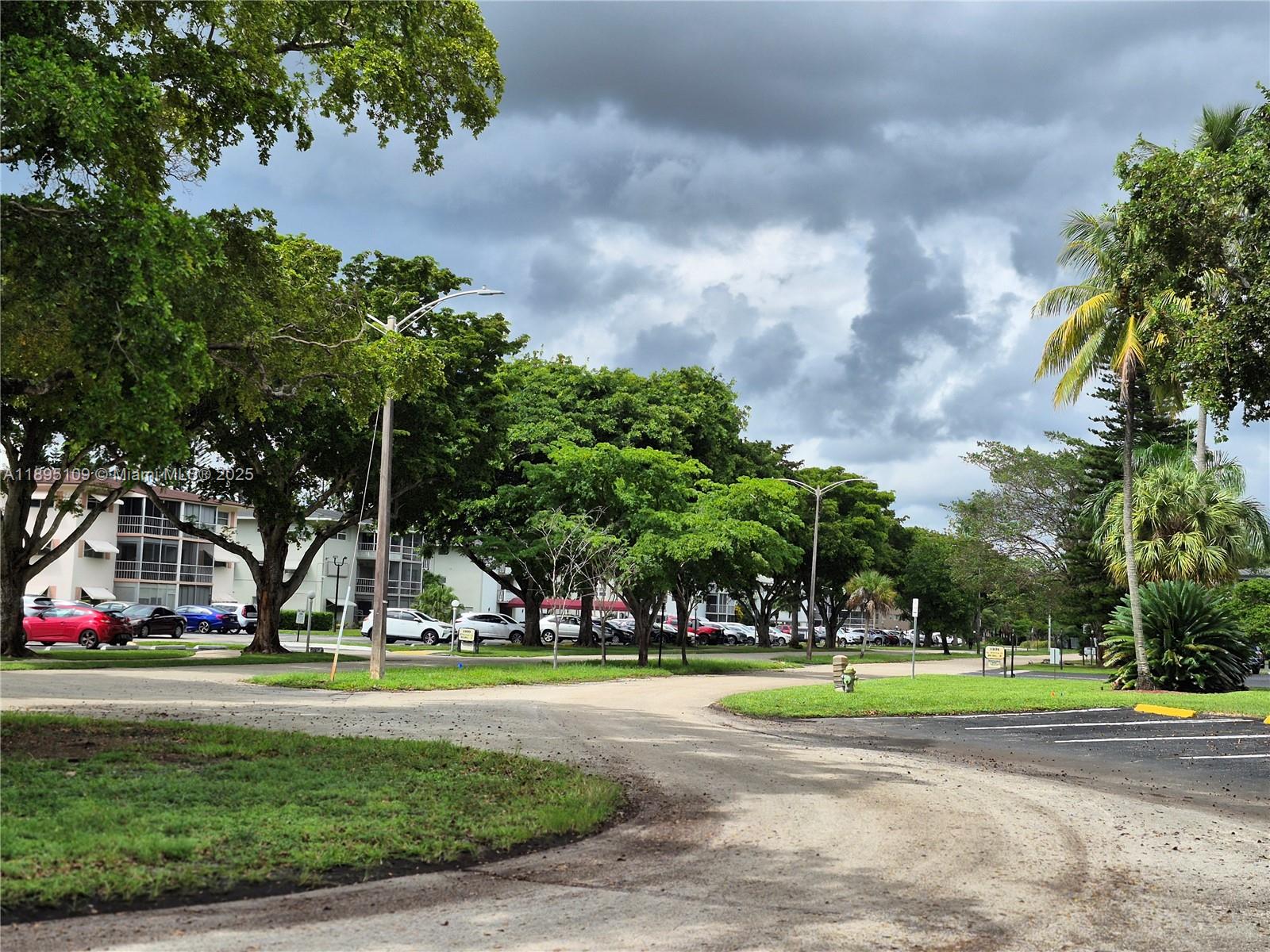 302 2 / 2 899 sq. ft. $ 2025-10-13 0 Photo