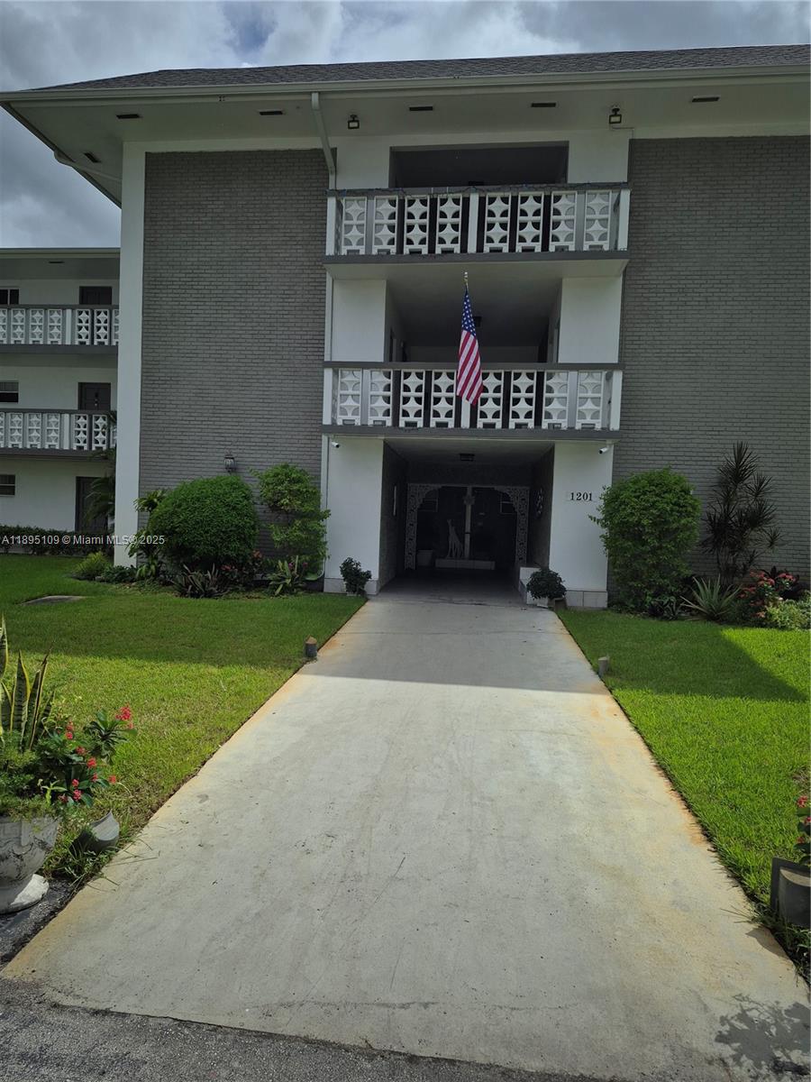 302 2 / 2 899 sq. ft. $ 2025-10-13 0 Photo