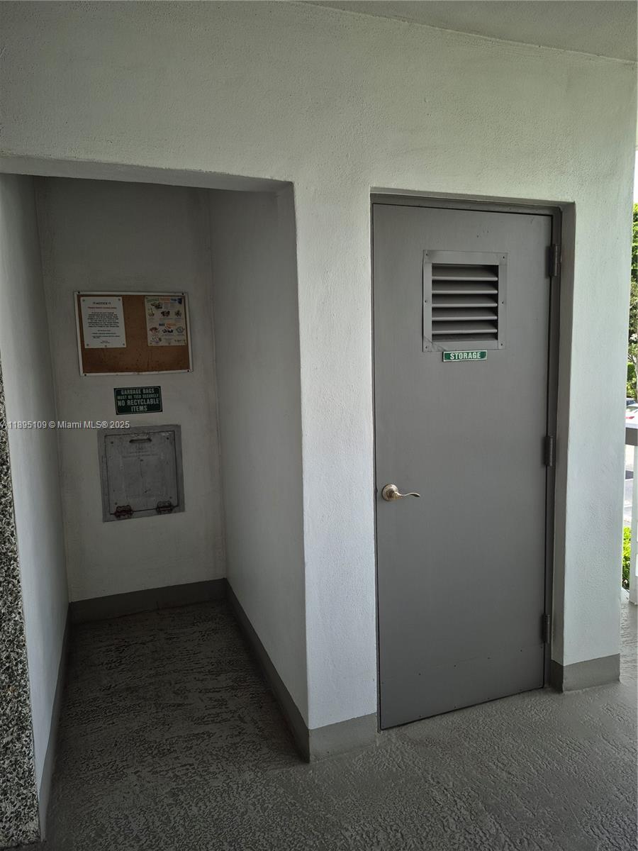 302 2 / 2 899 sq. ft. $ 2025-10-13 0 Photo