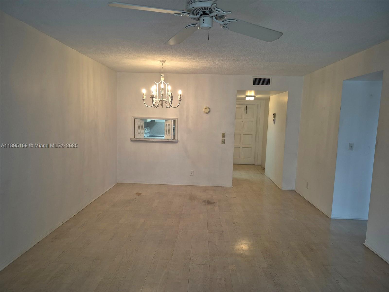 302 2 / 2 899 sq. ft. $ 2025-10-13 0 Photo