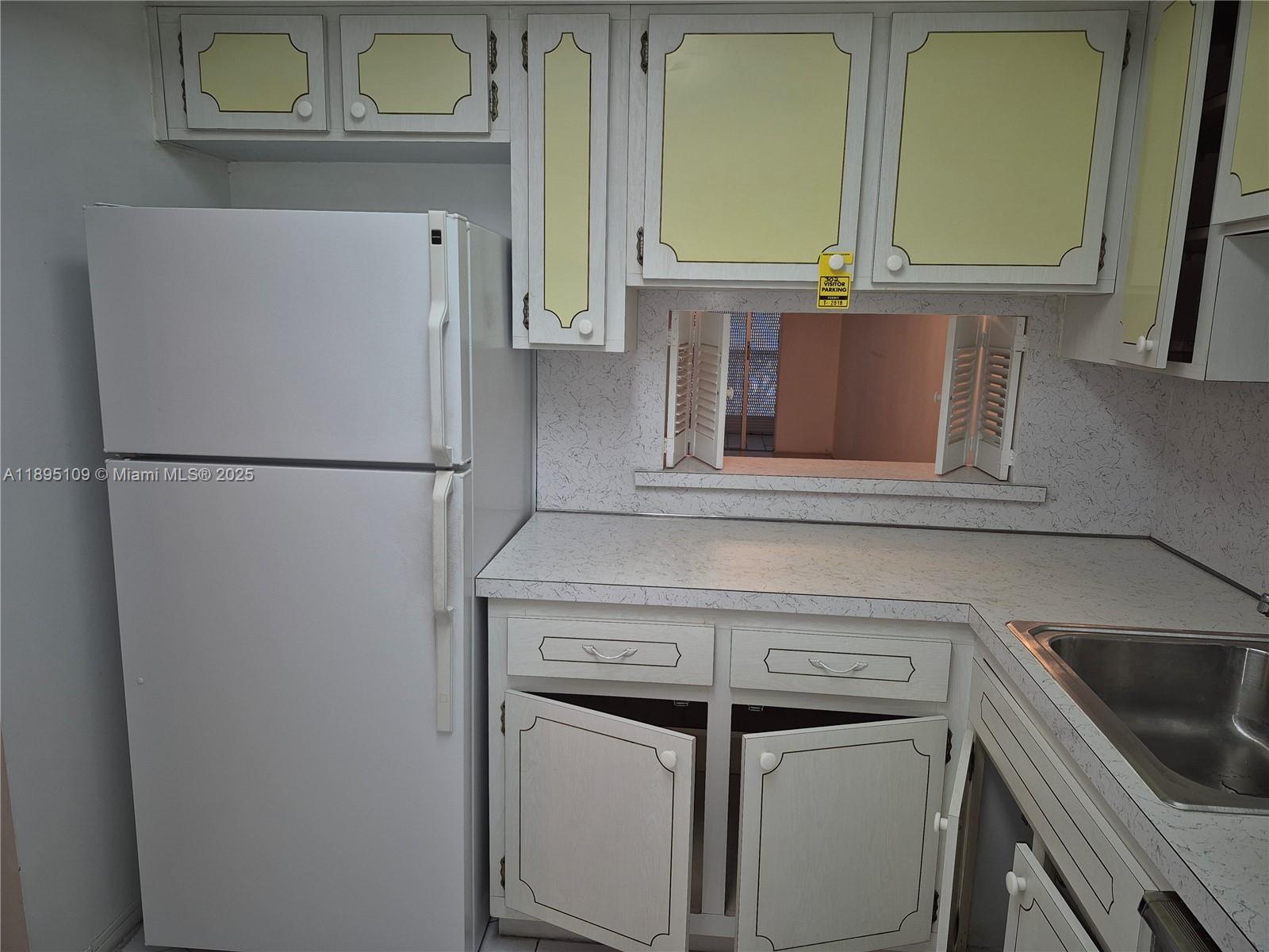 302 2 / 2 899 sq. ft. $ 2025-10-13 0 Photo