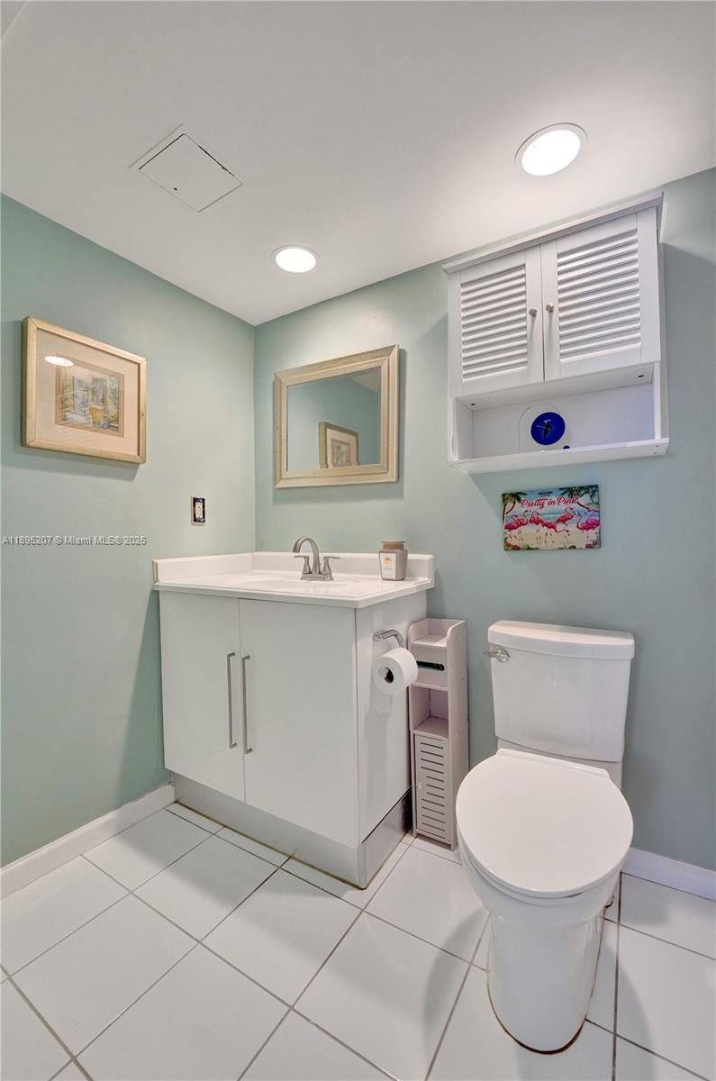 Photo of 3000 Ocean Dr  #1106, Hollywood, Florida, 33019 - Primary Bathroom