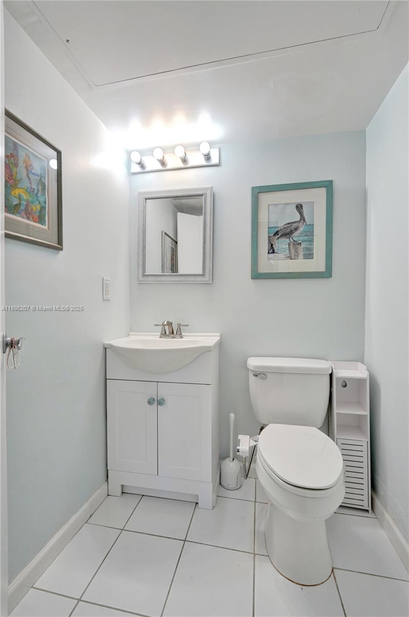Photo of 3000 Ocean Dr  #1106, Hollywood, Florida, 33019 - Half Bathroom
