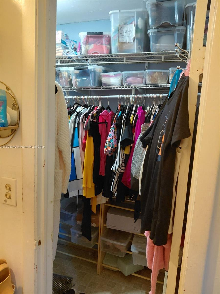 See details 1380 4 / 2 1691 sq. ft. $ 2025-10-13 0 Photo