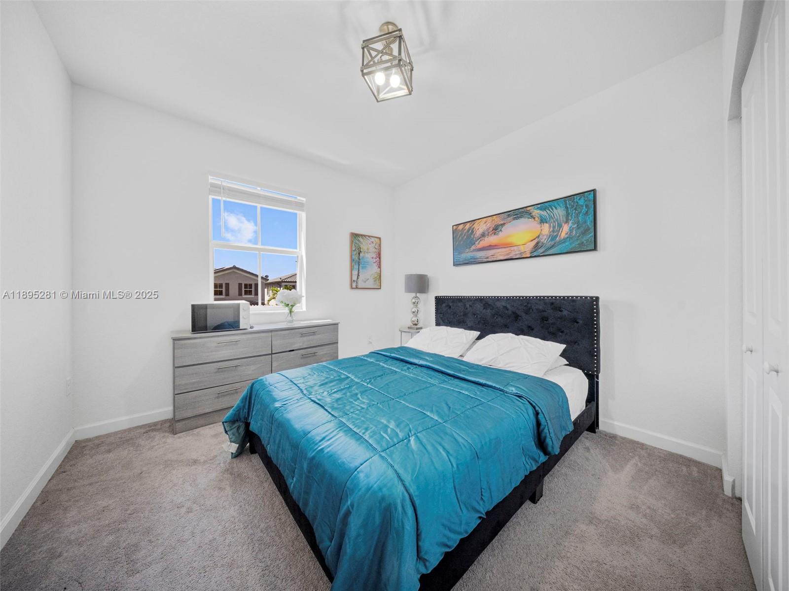 See details 1411 3 / 2 2024 sq. ft. $ 2026-02-20 0 Photo