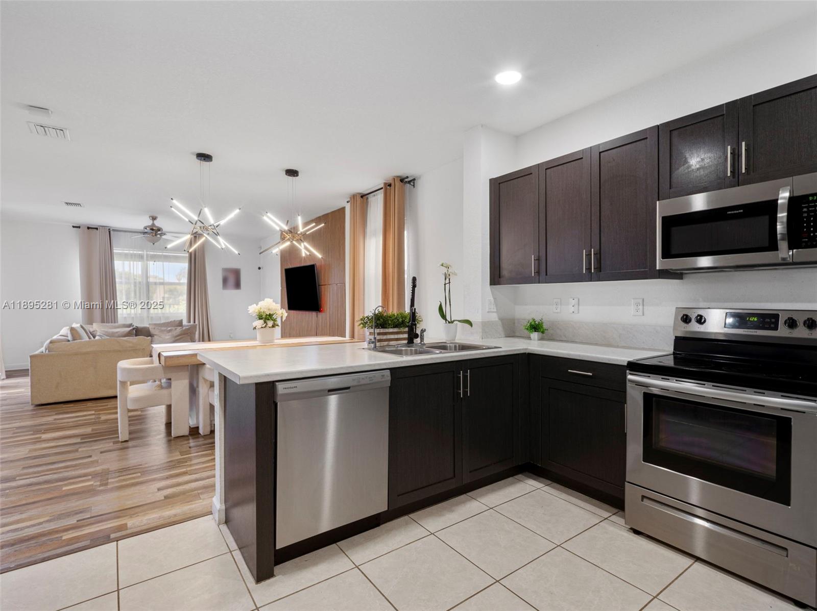 See details 1411 3 / 2 2024 sq. ft. $ 2026-02-20 0 Photo