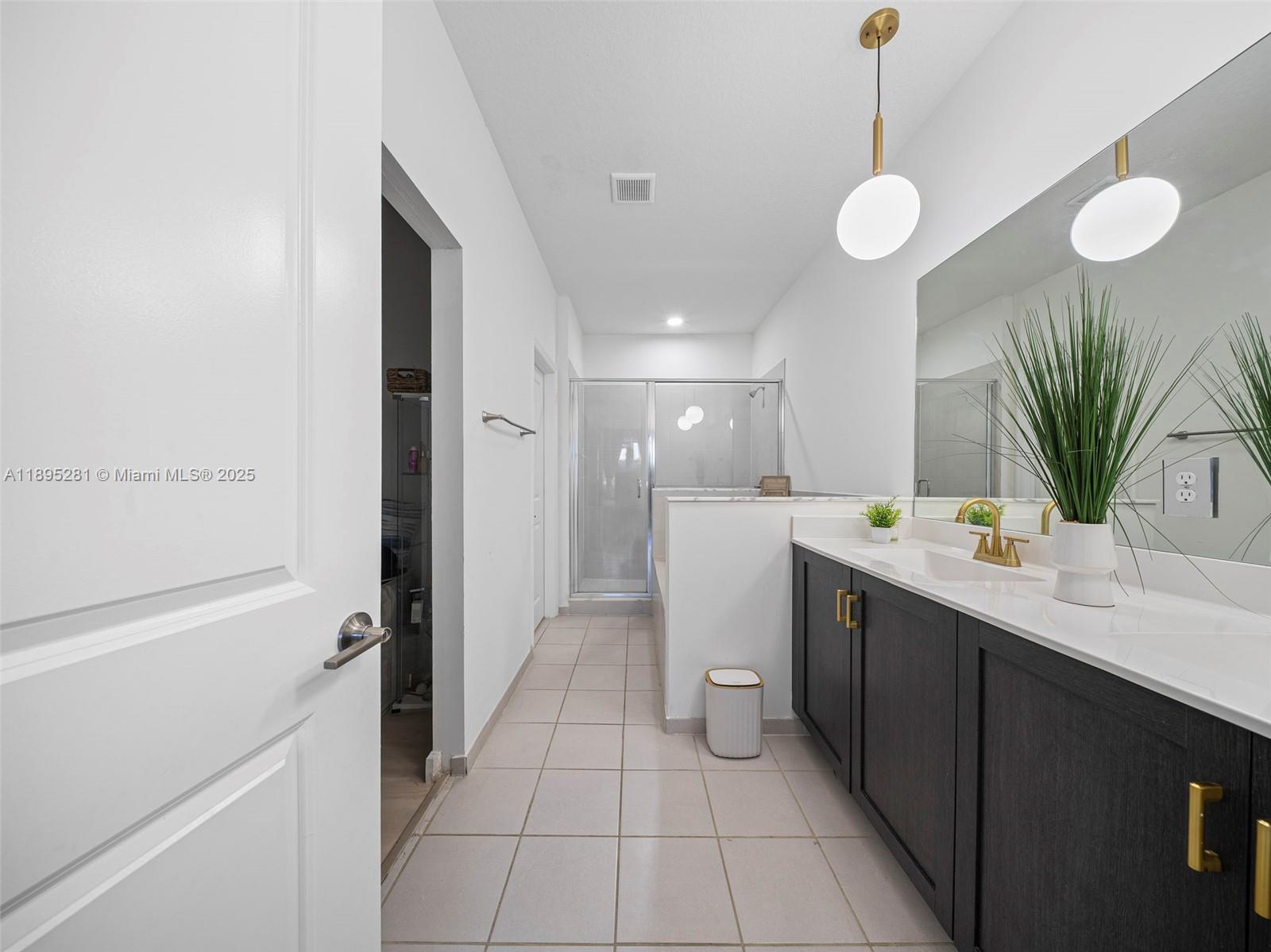 See details 1411 3 / 2 2024 sq. ft. $ 2026-02-20 0 Photo