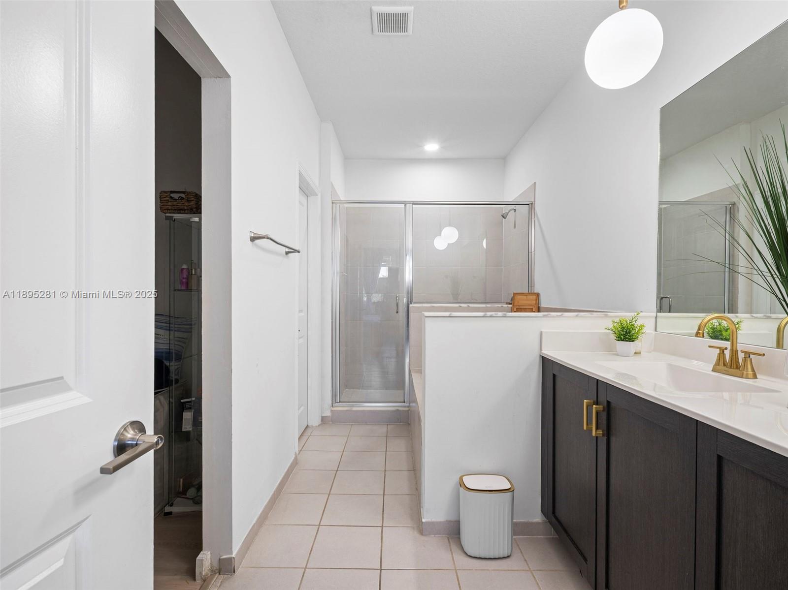 See details 1411 3 / 2 2024 sq. ft. $ 2026-02-20 0 Photo