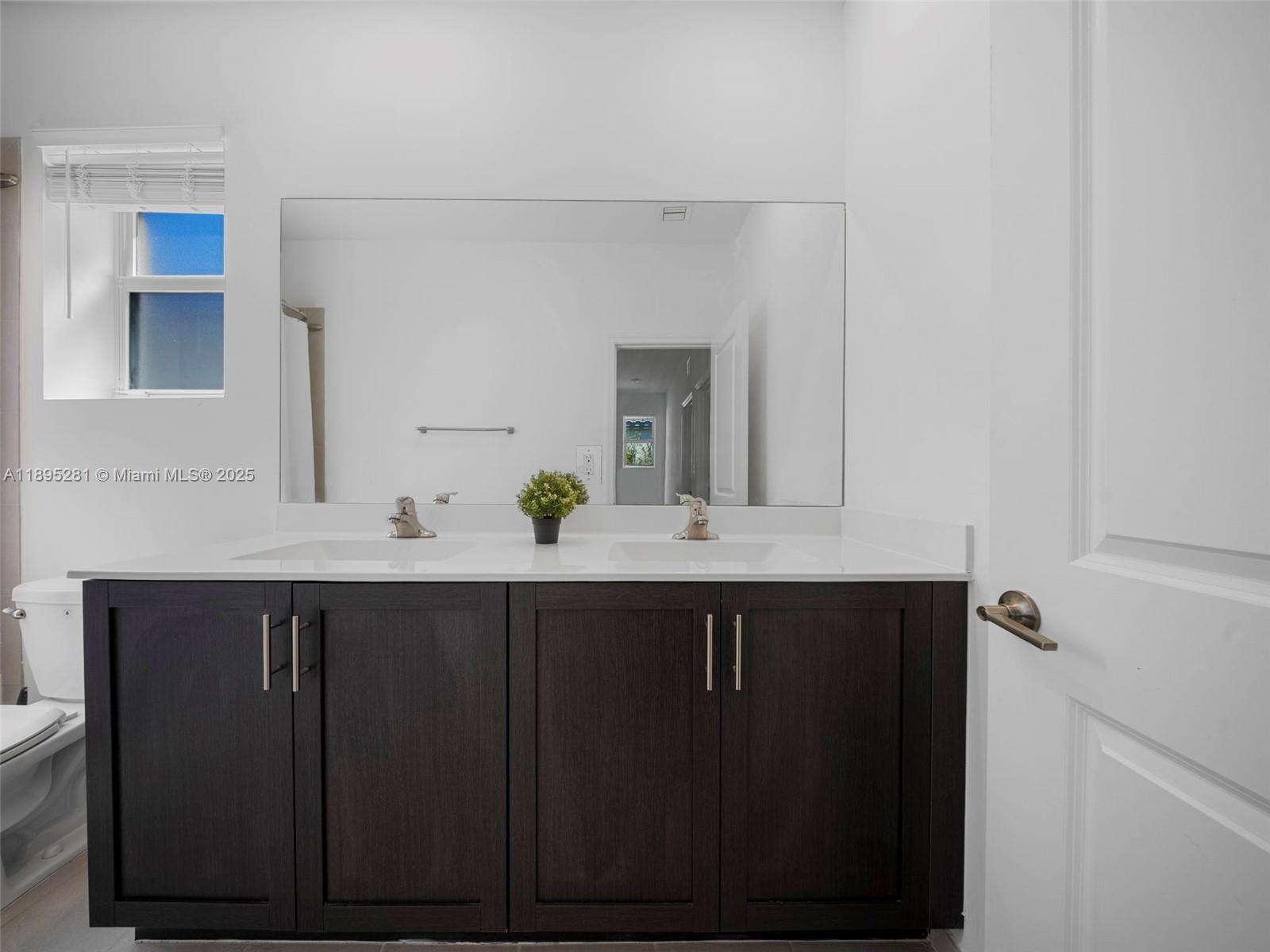 See details 1411 3 / 2 2024 sq. ft. $ 2026-02-20 0 Photo