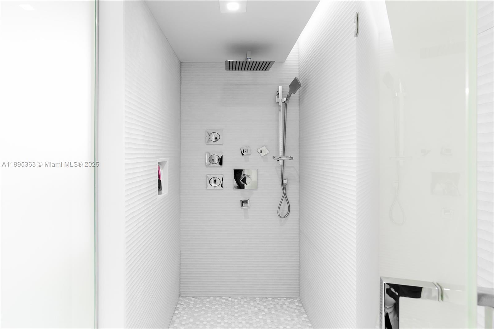 Ver detalles 2903 3 / 3 1733 sq. ft. $ 2025-10-13 0 foto
