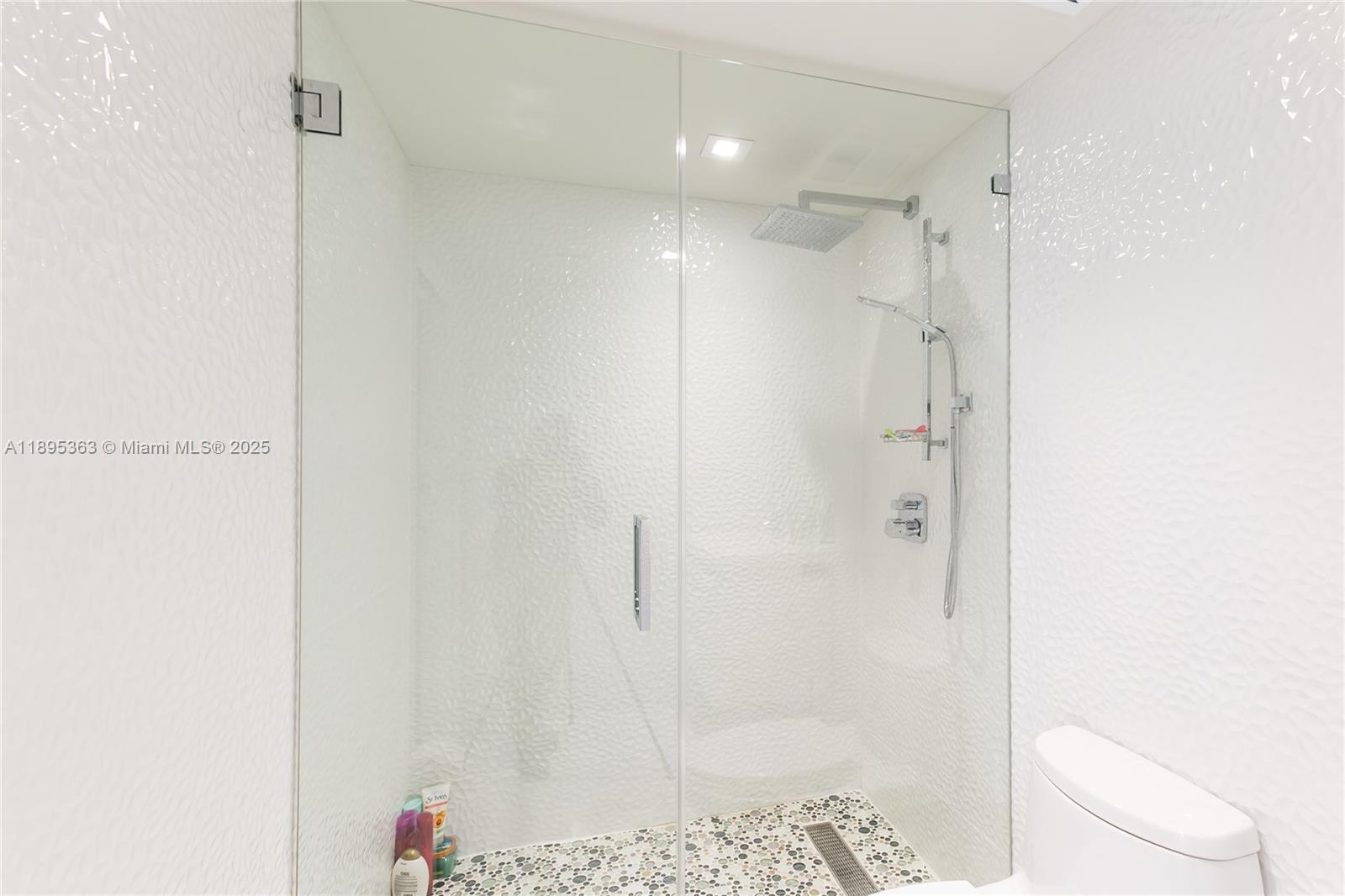 Ver detalles 2903 3 / 3 1733 sq. ft. $ 2025-10-13 0 foto
