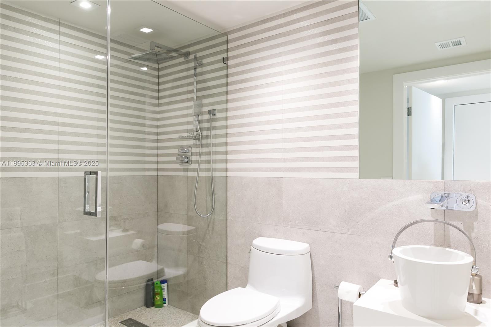 Ver detalles 2903 3 / 3 1733 sq. ft. $ 2025-10-13 0 foto