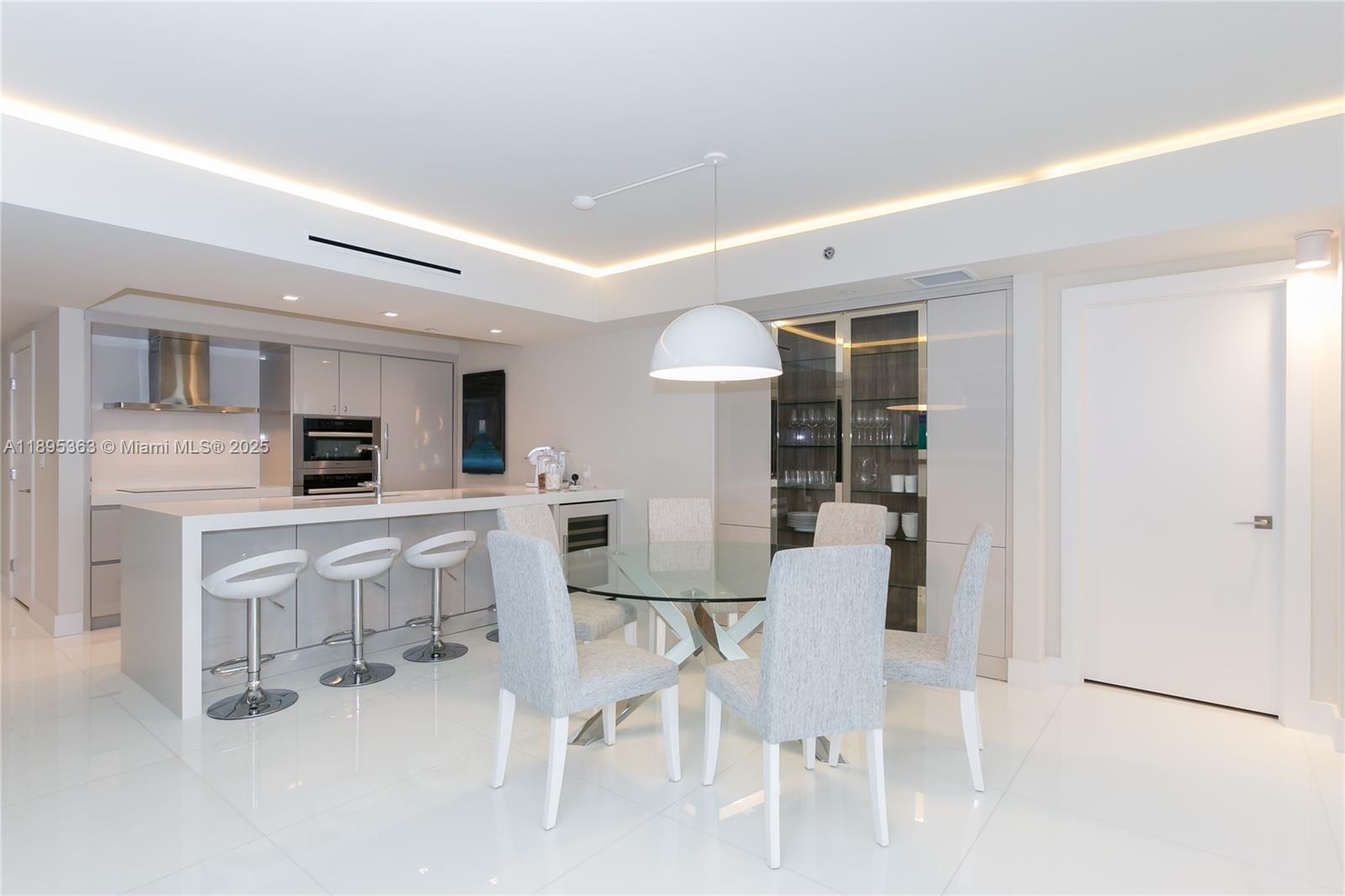 Ver detalles 2903 3 / 3 1733 sq. ft. $ 2025-10-13 0 foto