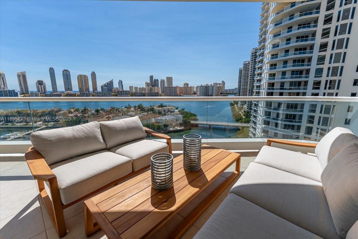 Ver detalles 1402 3 / 4 2770 sq. ft. $ 2025-10-13 0 foto