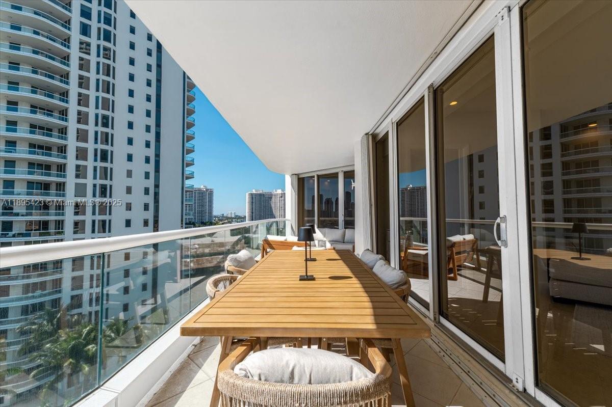 Ver detalles 1402 3 / 4 2770 sq. ft. $ 2025-10-13 0 foto