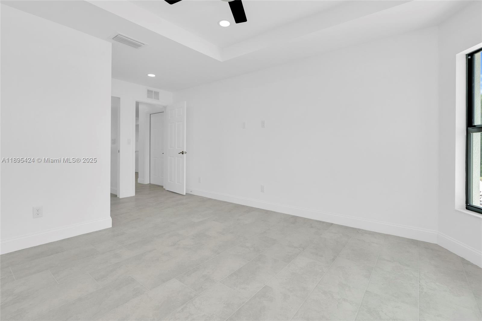   /   кв.футов $ 2025-12-23 0 Фото