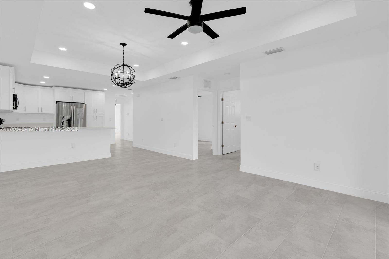   /   кв.футов $ 2025-12-23 0 Фото