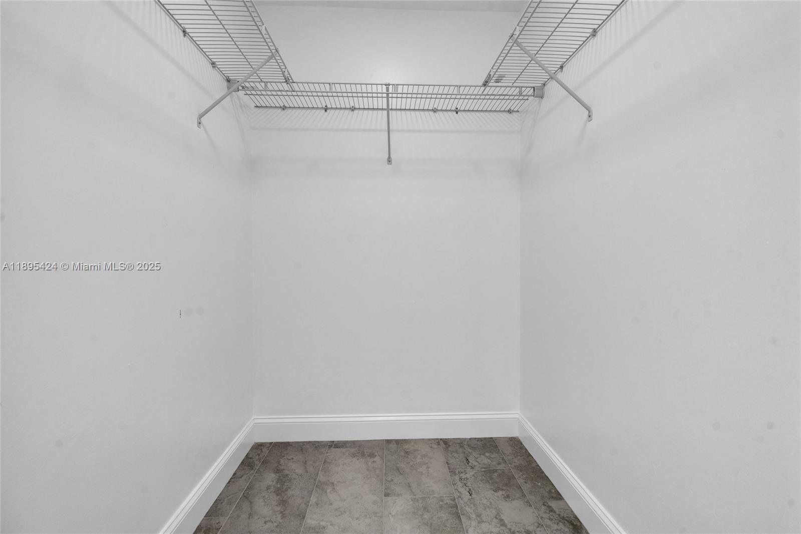   /   кв.футов $ 2025-12-23 0 Фото