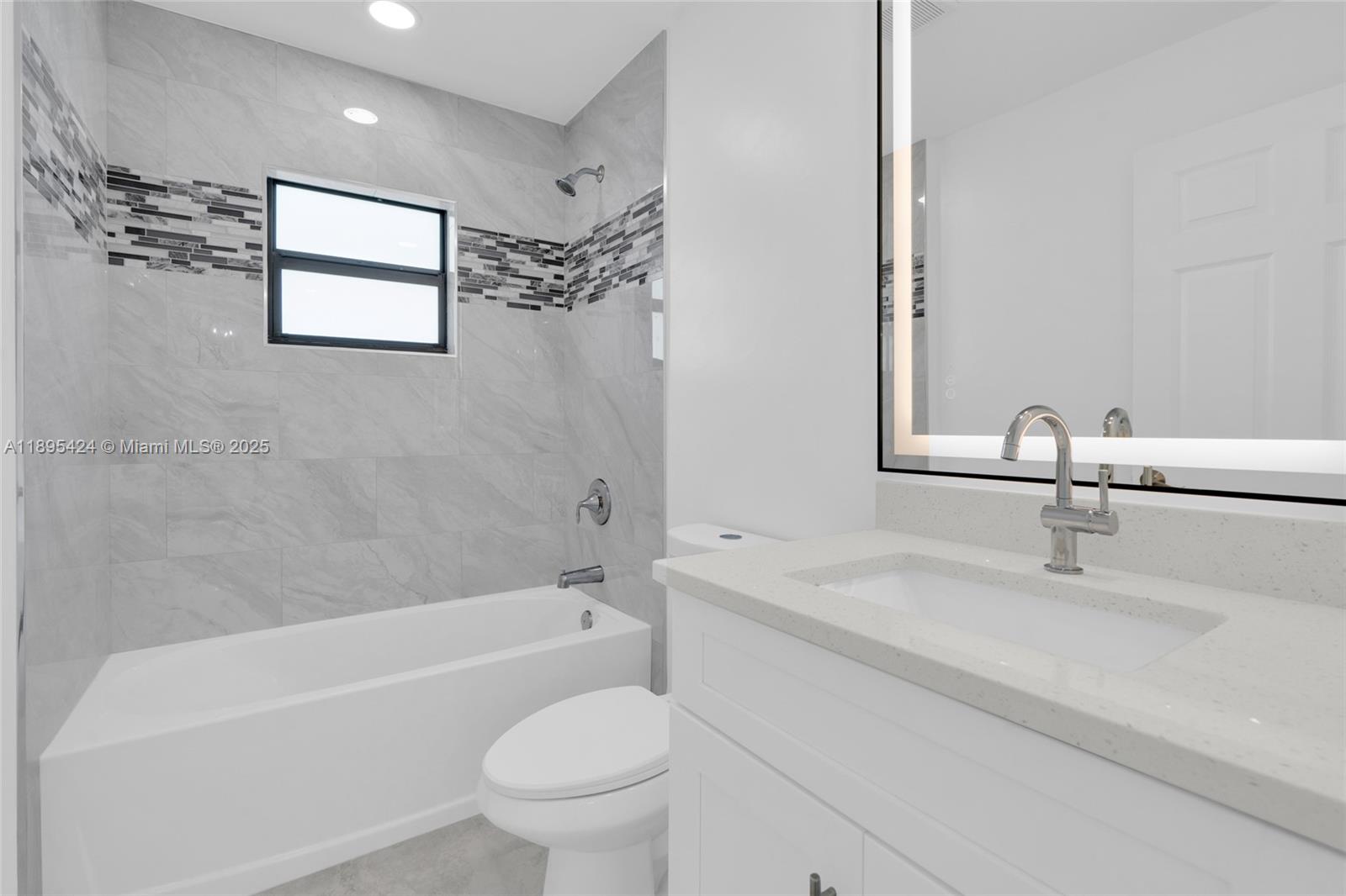   /   кв.футов $ 2025-12-23 0 Фото
