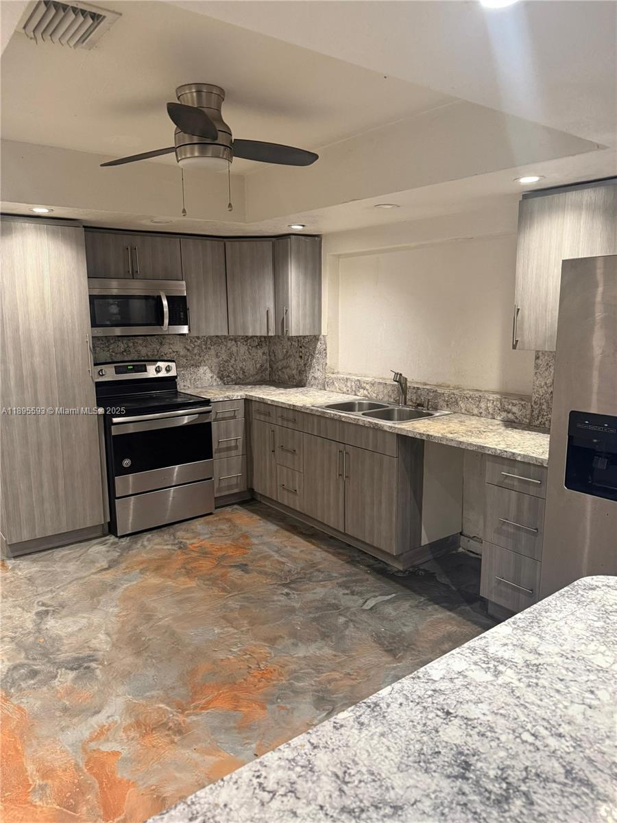 See details 7773 3 / 2 1818 sq. ft. $ 2025-10-15 0 Photo