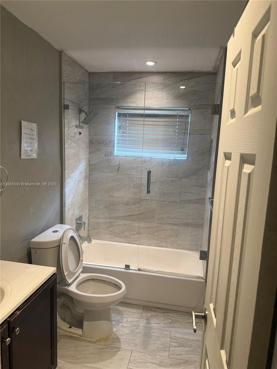 See details 7773 3 / 2 1818 sq. ft. $ 2025-10-15 0 Photo