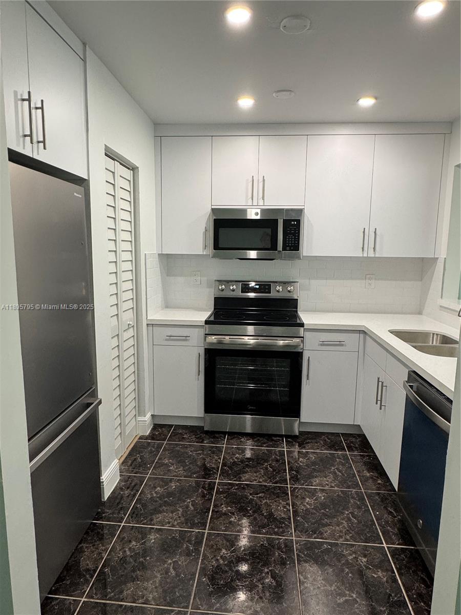 See details / 3296 sq. ft. $ 2025-10-14 0 Photo