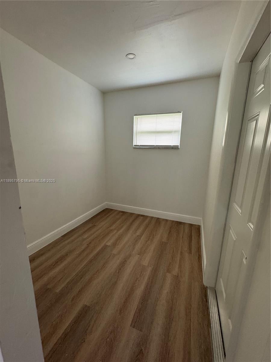   /  3296 кв.футов $ 2025-10-14 0 Фото