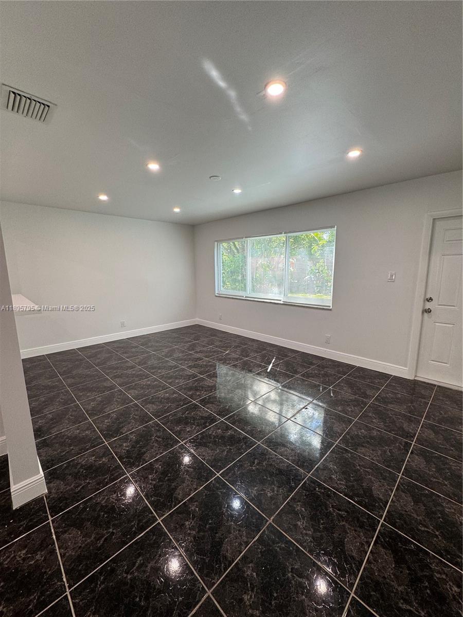   /  3296 кв.футов $ 2025-10-14 0 Фото