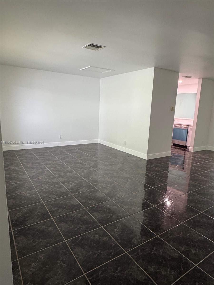   /  3296 кв.футов $ 2025-10-14 0 Фото