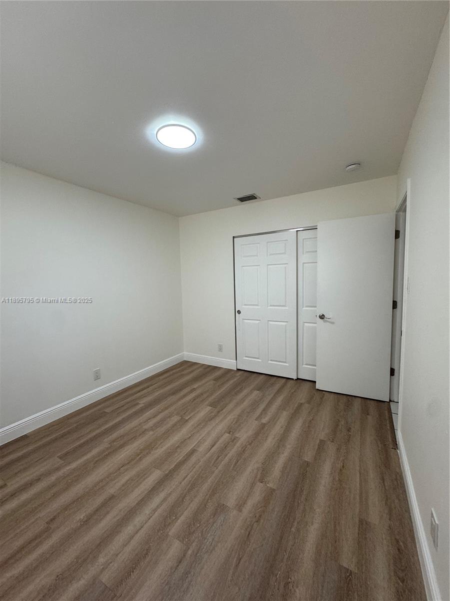   /  3296 кв.футов $ 2025-10-14 0 Фото