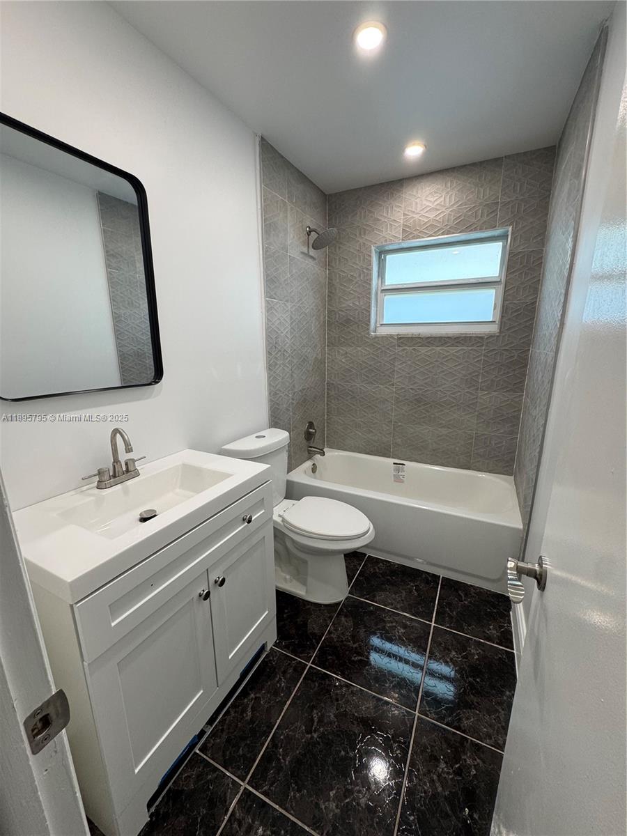   /  3296 кв.футов $ 2025-10-14 0 Фото