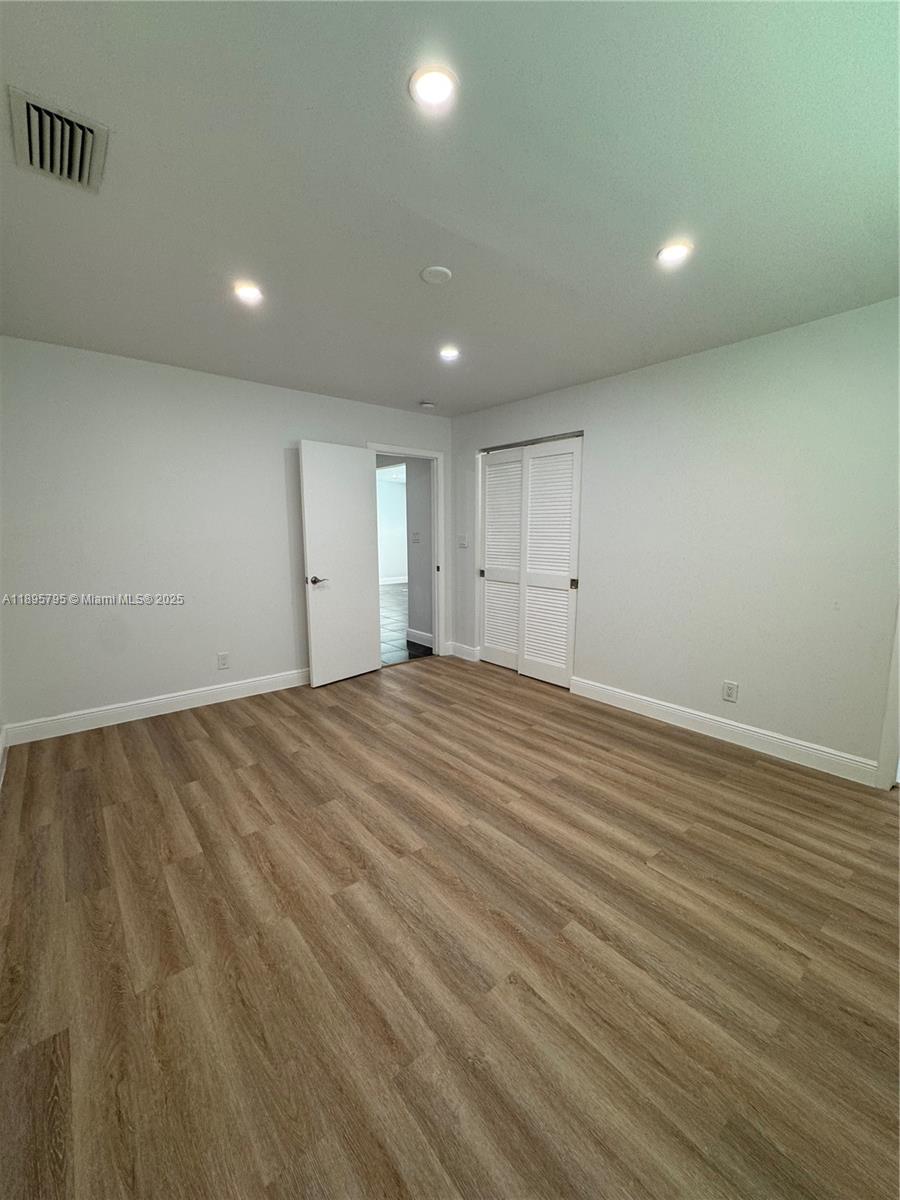   /  3296 кв.футов $ 2025-10-14 0 Фото