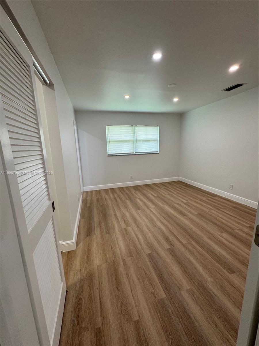   /  3296 кв.футов $ 2025-10-14 0 Фото