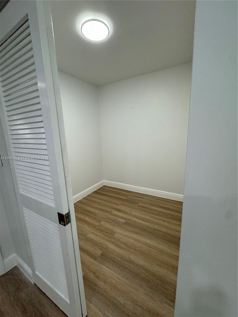   /  3296 кв.футов $ 2025-10-14 0 Фото