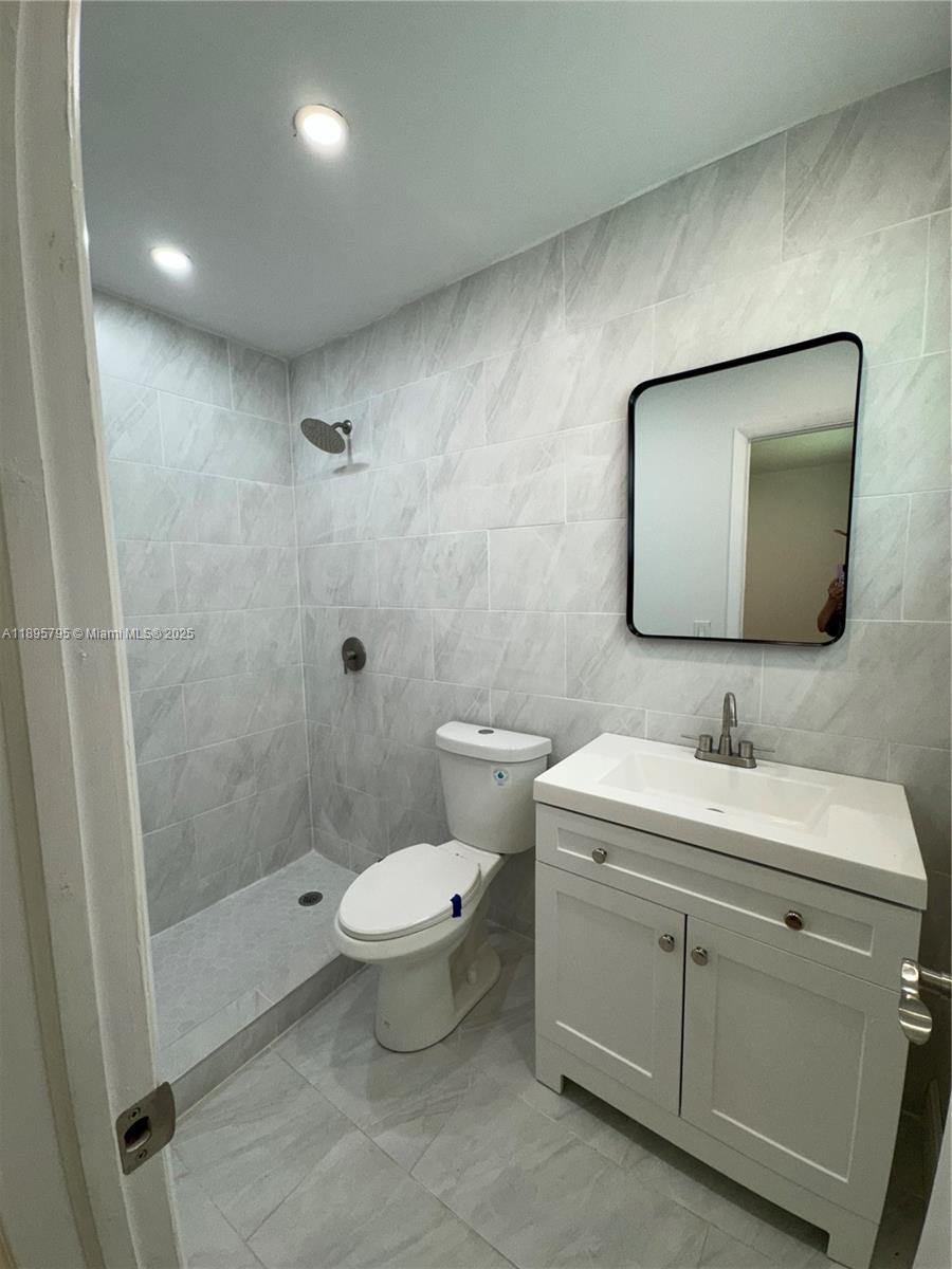   /  3296 кв.футов $ 2025-10-14 0 Фото