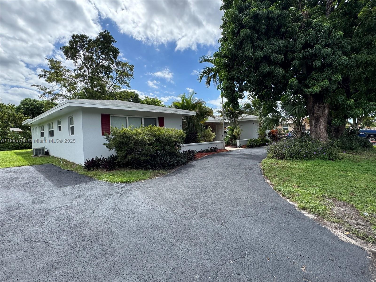   /  3296 кв.футов $ 2025-10-14 0 Фото