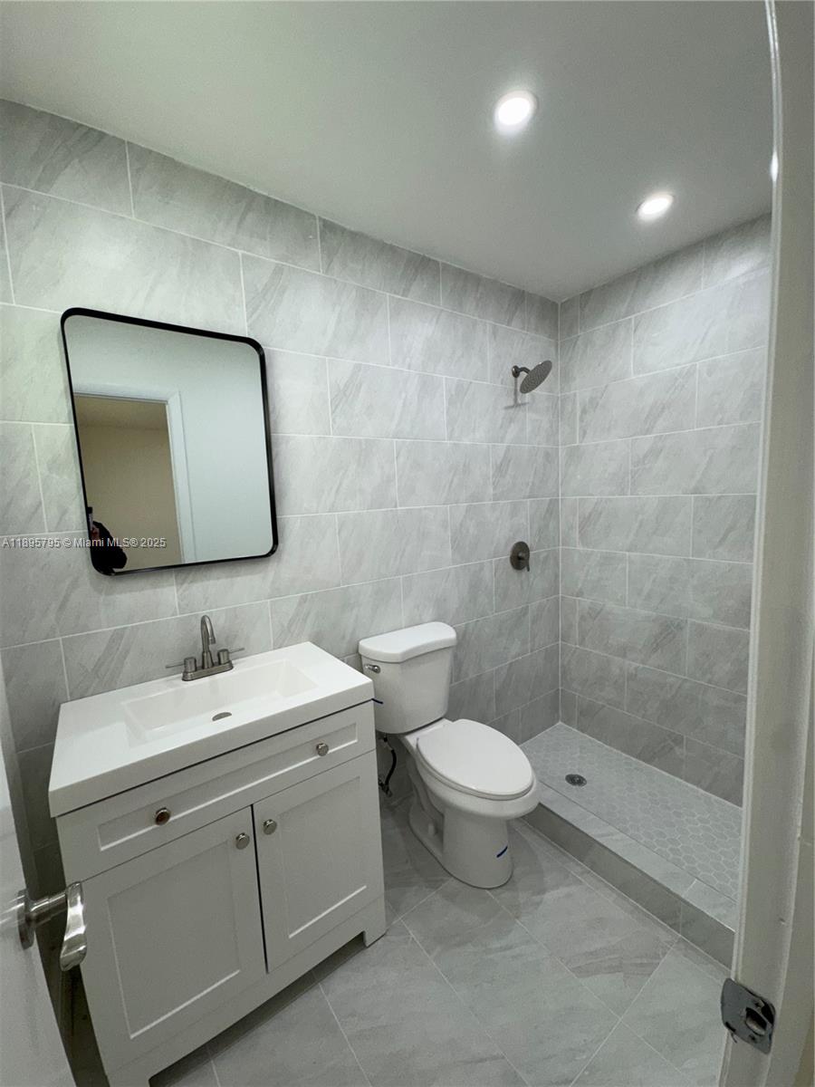 See details / 3296 sq. ft. $ 2025-10-14 0 Photo