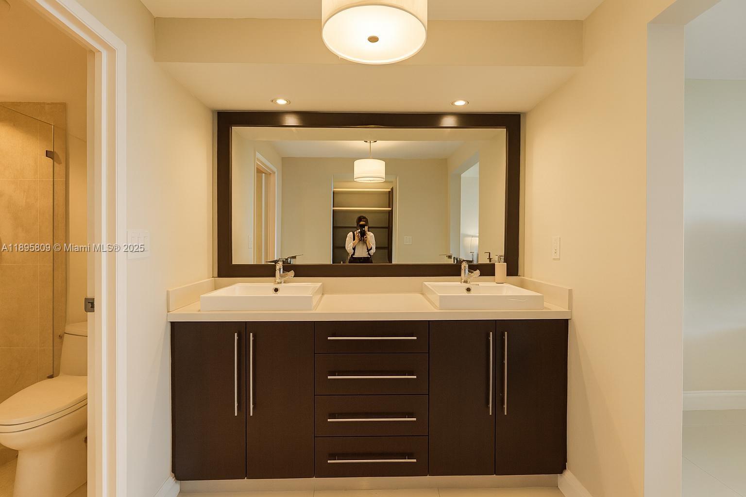 See details 1026 2 / 2 1521 sq. ft. $ 2025-10-14 0 Photo