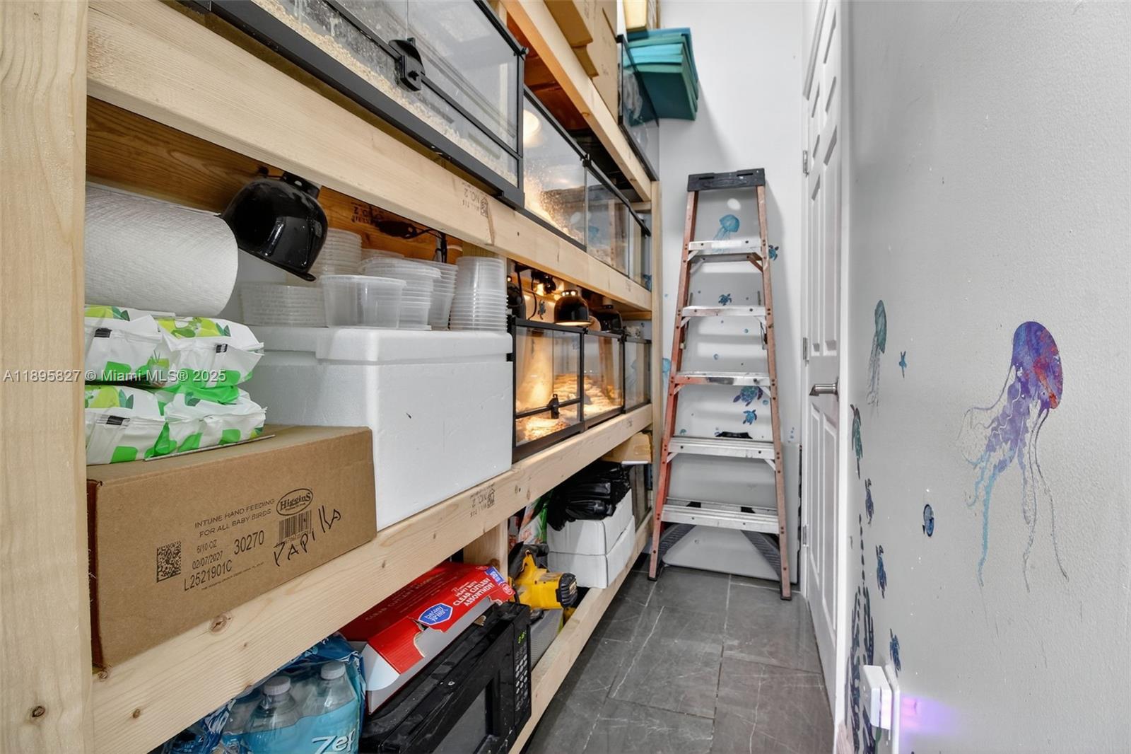 See details 21 / 22 / sq. ft. $ 2025-10-14 0 Photo