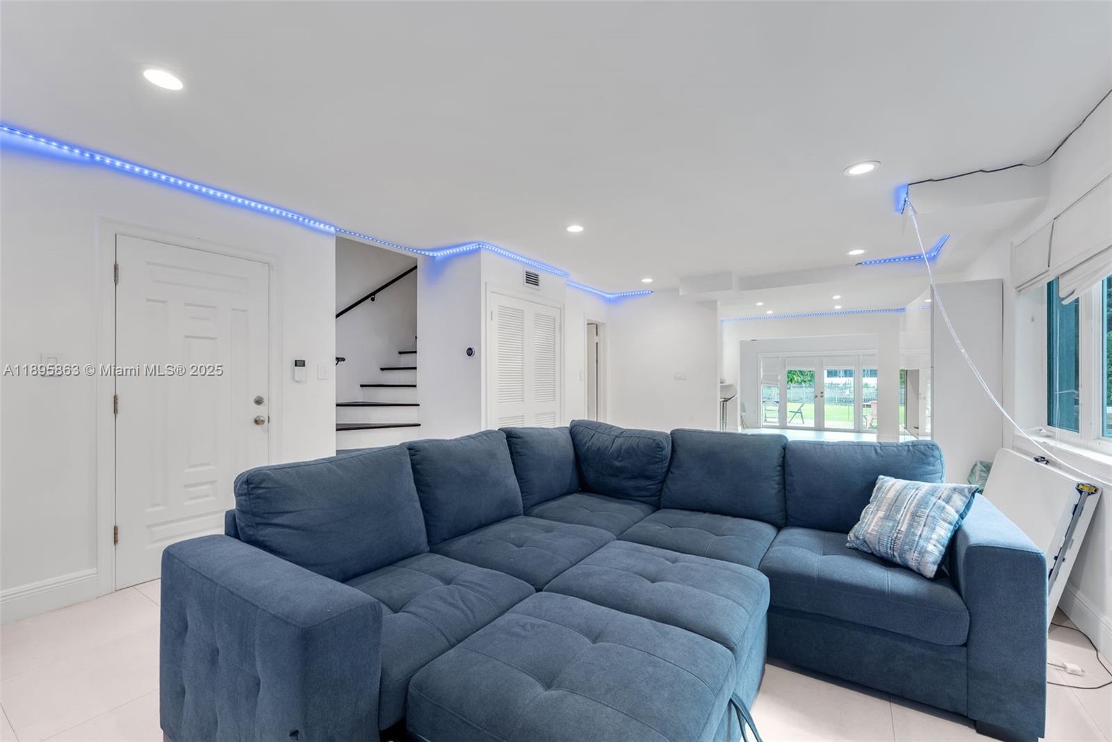 See details / 3740 sq. ft. $ 2025-10-14 0 Photo