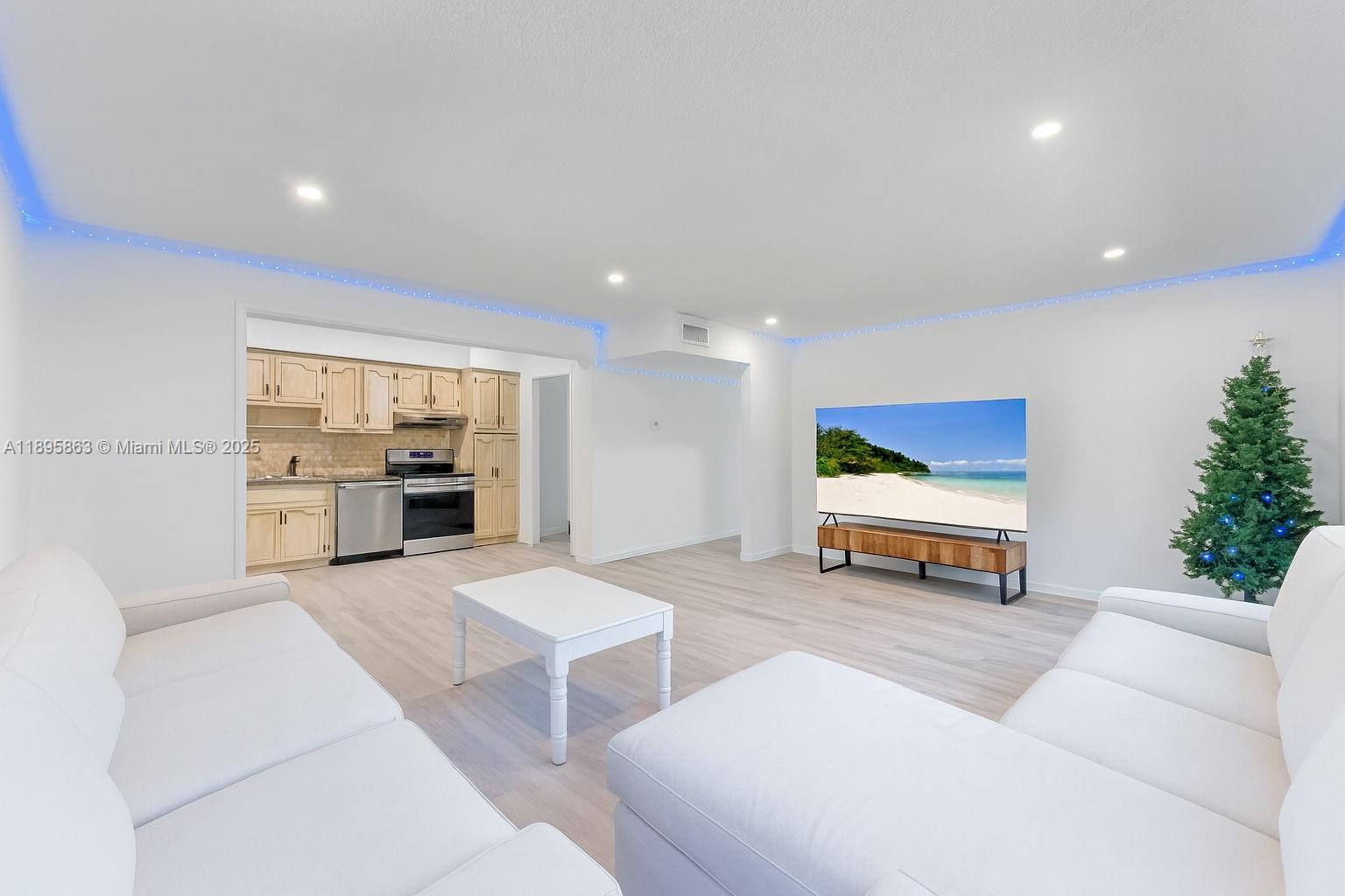See details / 3740 sq. ft. $ 2025-10-14 0 Photo