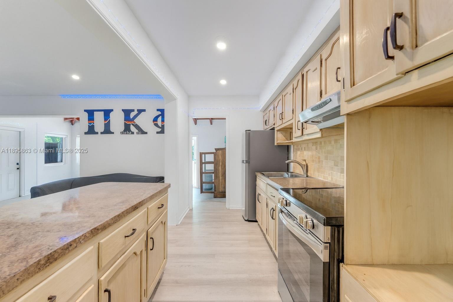 See details / 3740 sq. ft. $ 2025-10-14 0 Photo