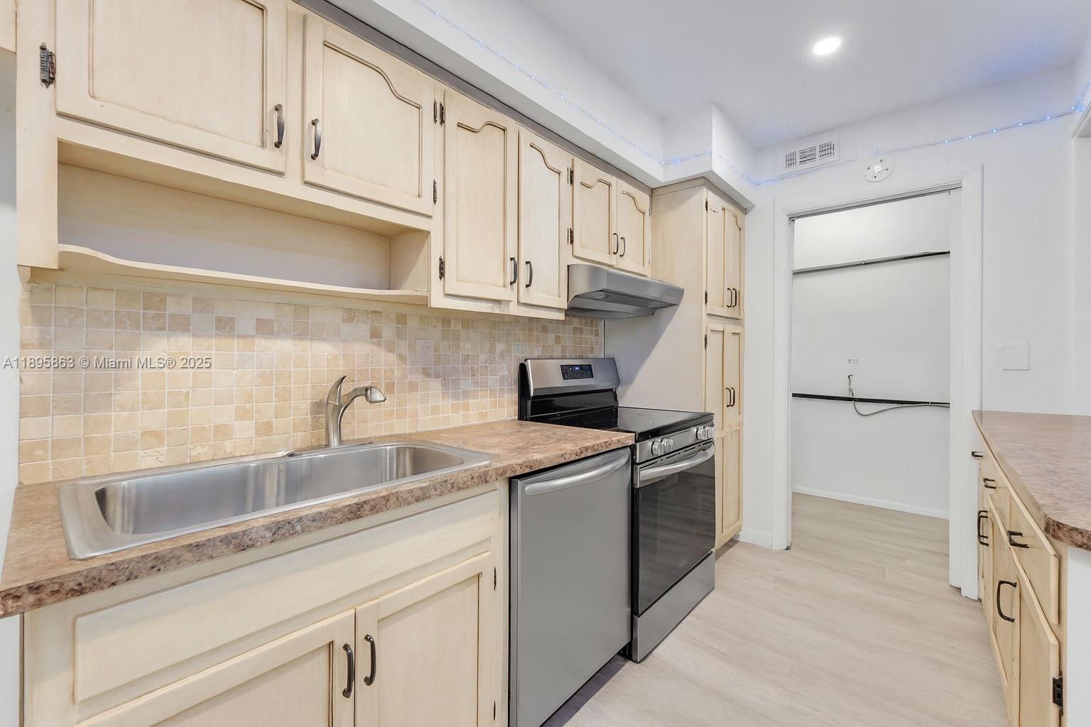 See details / 3740 sq. ft. $ 2025-10-14 0 Photo