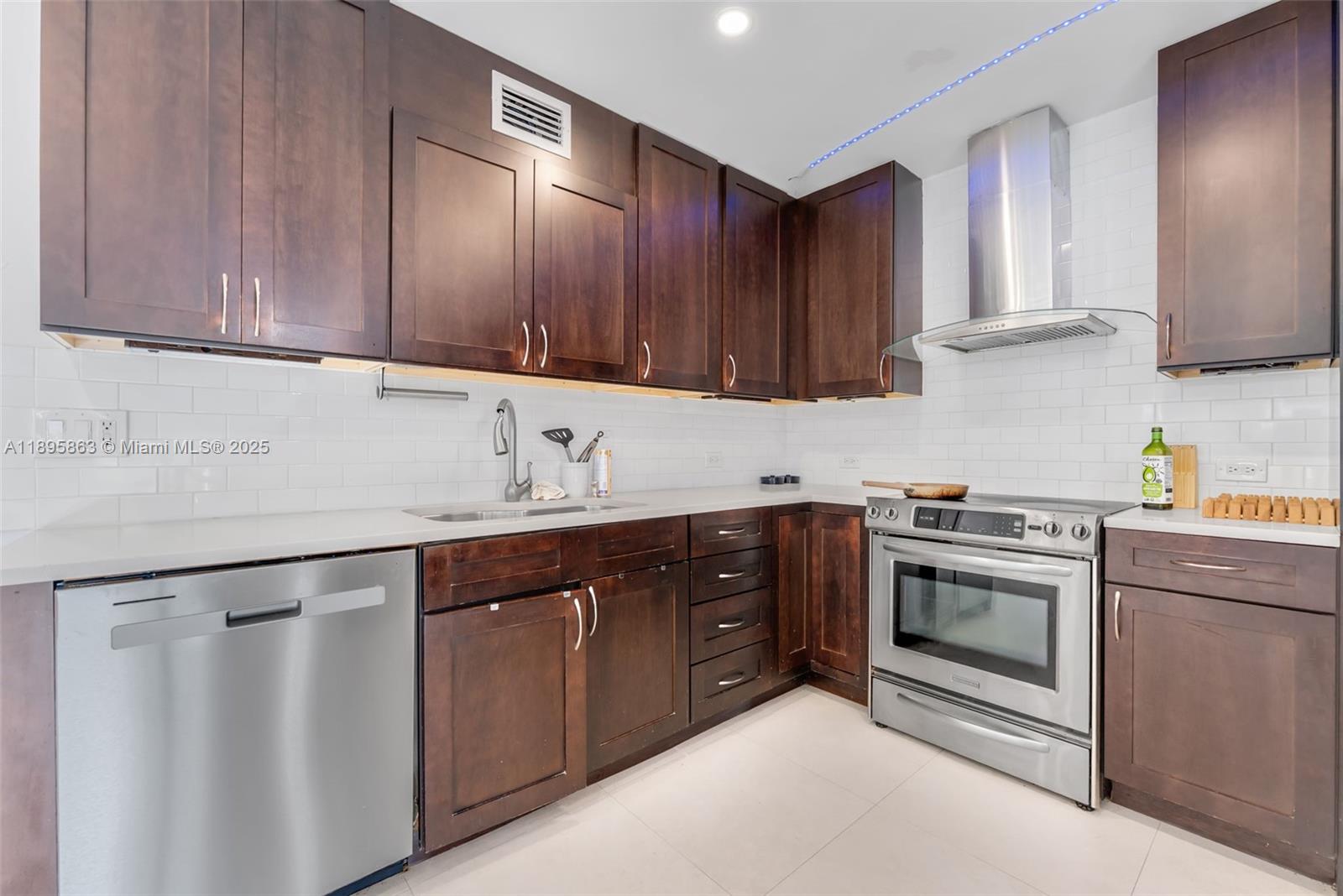 See details / 3740 sq. ft. $ 2025-10-14 0 Photo